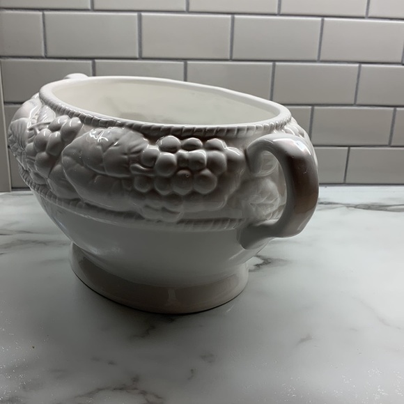 Beautiful Belize embossed bowl - Picture 2 of 7